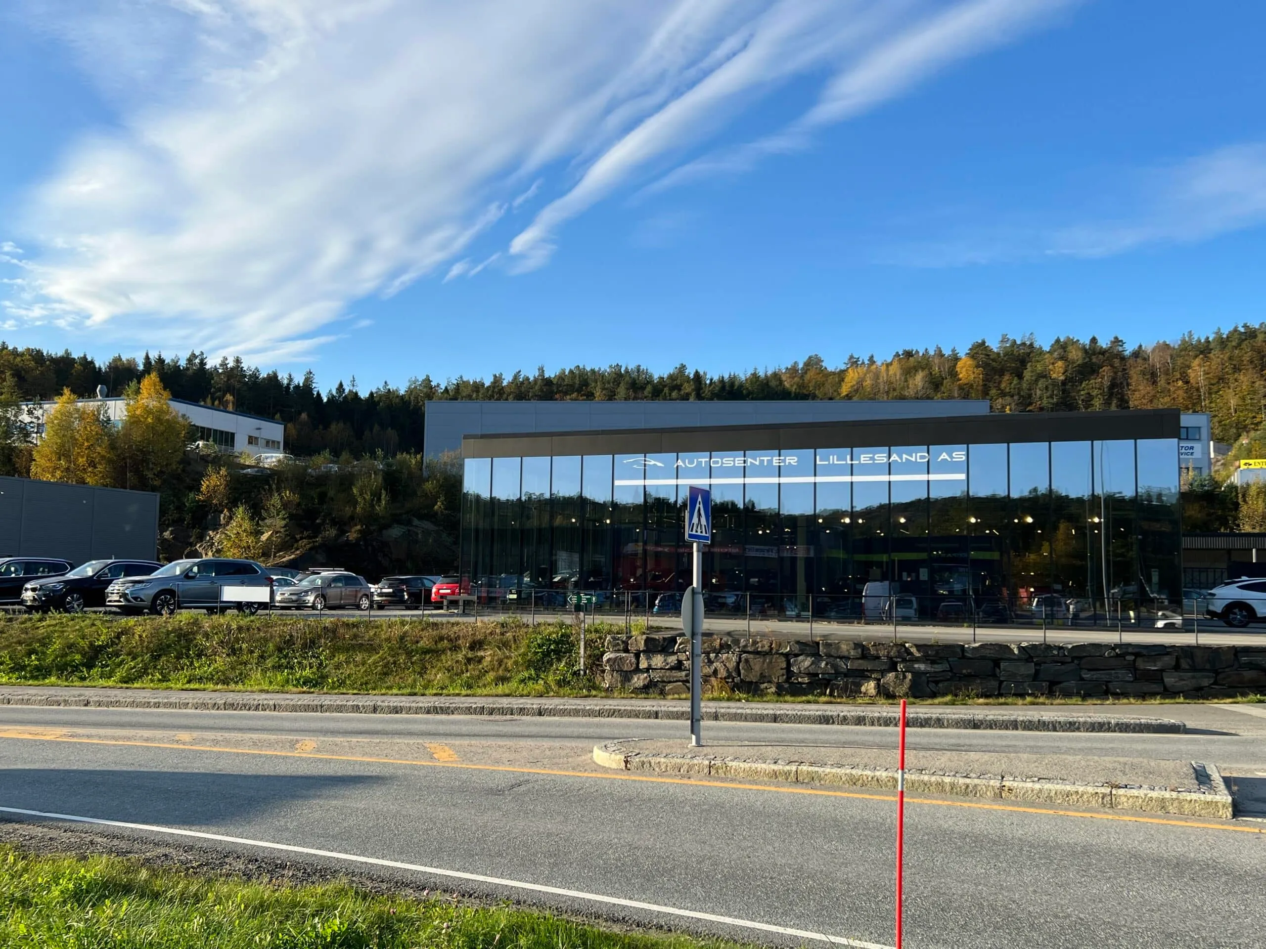 Autosenter Lillesand sitt glassfasade-showroom i Storemyrlia, Lillesand